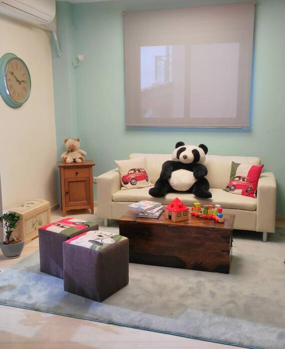 Καλαίσθητος παιδικός χώρος αναμονής με λούτρινα αρκουδάκια, παιδικά καθίσματα, παιχνίδια και άνετους καναπέδες, ιδανικός για παιδιά και οικογένειες