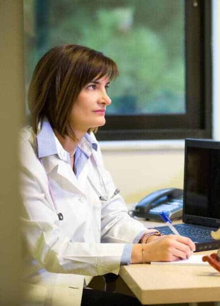 Η παιδίατρος στο γραφείο παιδικού ιατρείου κατά τη διάρκεια εργασίας